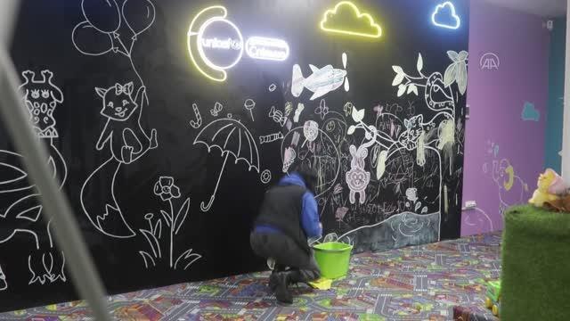 Odessa'da Ukraynalı savaş mağduru çocuklar polis merkezinde eğitim alıyor