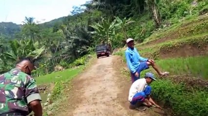 Sertu Cucun Cuandi Babinsa Koramil Cisewu Pimpin Gotong Royong Persiapan Peresmian Jembatan Leuwi Gandol