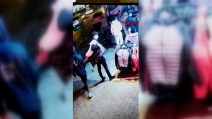 Mağaza önünde gördüğü montu üzerine giyip çaldı