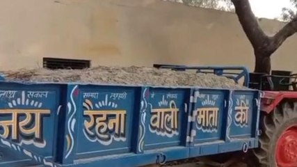 आगरा: पुलिस ने पकड़ा अवैध बालू खनन करते हुए ट्रैक्टर ट्रॉली, सीज कर की कार्रवाई, देखें वीडियो