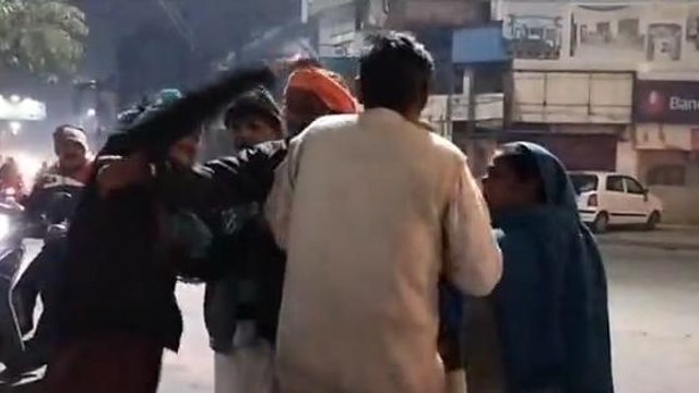 पति और पत्नी का एक शख्स से मारपीट का वीडियो हुआ वायरल
