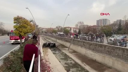 SU KANALINA DÜŞEN OTOMOBİL ALEV ALDI: 3 YARALI