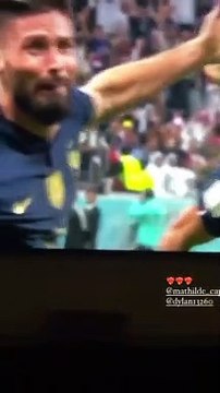 Dylan Deschamps, le fils de Didier Deschamps, et sa compagne Mathilde ont partagé plusieurs baisers, fous de joie, lors du quart de finale Angleterre-France remporté par les Bleus.