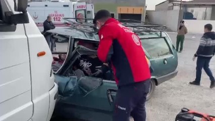Kamyonetle çarpışan otomobildeki 2 kişi yaralandı
