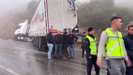 Tır ile yolcu otobüsünün çarpıştığı kazada 3 kişi yaralandı