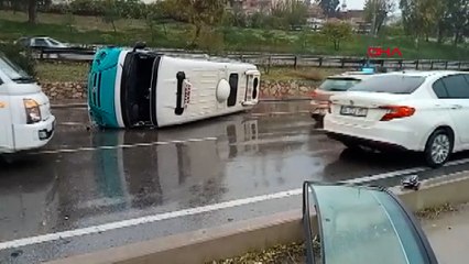 İzmir'de yolcu minibüsü devrildi