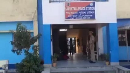 রাস্তায় মাতলামি করছেন সুন্দরী যুবতি! হতভম্ব এলাকাবাসী,দেখুন ভিডিয়ো