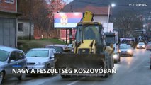 Barikádokat emeltek a koszovói szerbek, akadályozva a forgalmat egy észak-koszovói úton