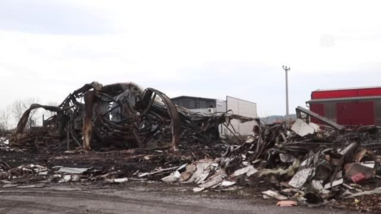 Yangın çıkan mobilya deposunda soğutma çalışmaları tamamlandı