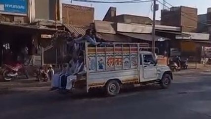 अलीगढ़: लोगों की जान जोखिम में डालकर सवारियां ढो रहे डग्गामार वाहन