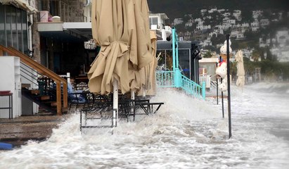 Tải video: Lodos Bodrum’u fena vurdu, ev ve işyerleri sular altında kaldı