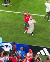 رقصة الفوز.. سفيان بوفال مع والدته في أرضية الملعب احتفالا بإنجاز المغرب التاريخي