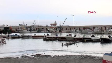 TEKİRDAĞ'DA ŞİDDETLİ RÜZGAR; EĞİTİM UÇUŞLARI İPTAL, BARINAKTA TEKNE BATTI