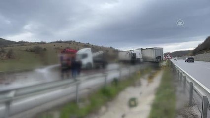 Kaza yapan tırdaki içkiler yola döküldü