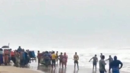 விழுப்புரம்: கடல் சீற்றத்தால் 2 படகுகள் கவிழ்ந்து விபத்து!