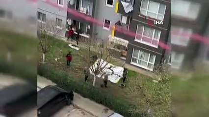 Alkollü olduğu iddia edilen genç kadın balkon tentesine oturdu