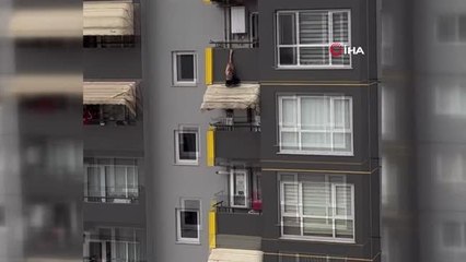 8 katlı binada korku dolu anlar... Genç kadın balkon tentesine oturdu, aşağıdakilere el salladı