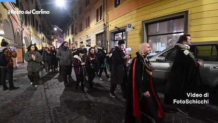 Bologna, va in scena il 'funerale' di Pizza casa