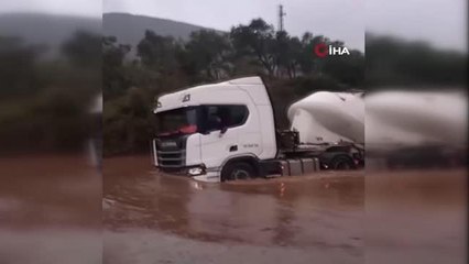 Milas'ta sağanak yağmur etkili oldu: Bazı araçlar mahsur kaldı