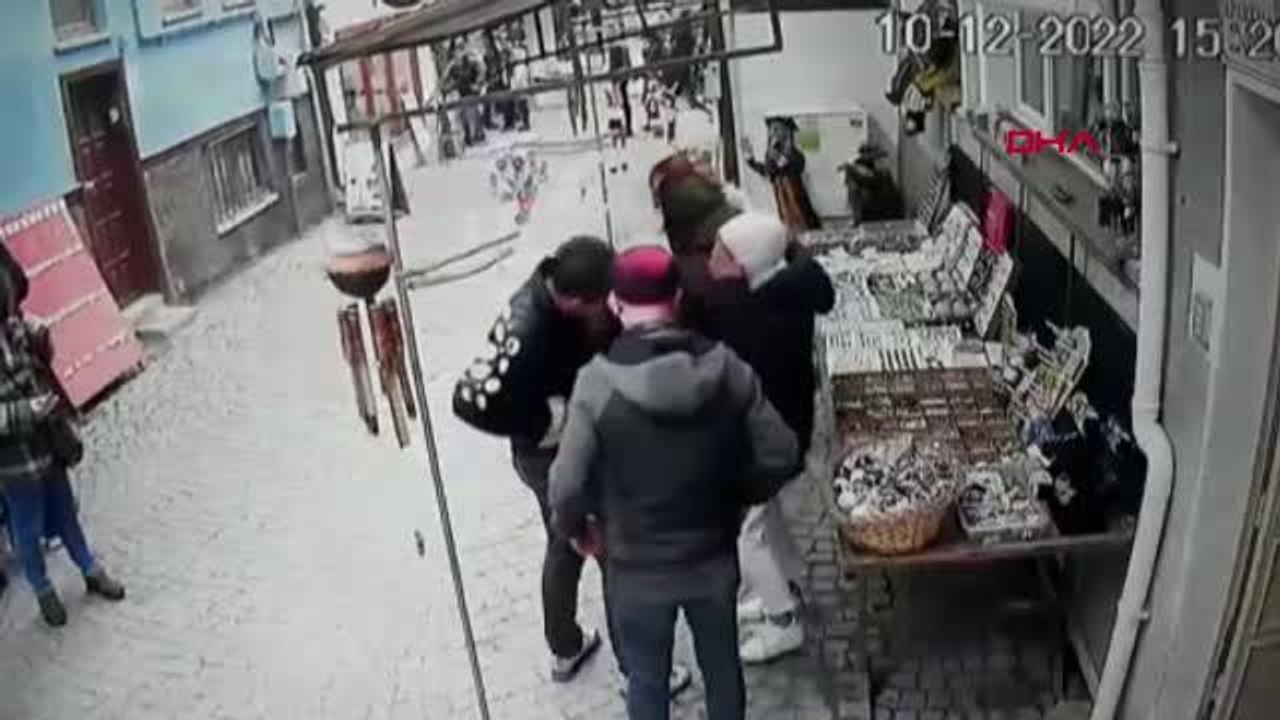 HEDİYELİK EŞYA ALIRKEN BIÇAKLANDI; O ANLAR KAMERADA