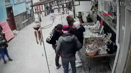 HEDİYELİK EŞYA ALIRKEN BIÇAKLANDI; O ANLAR KAMERADA