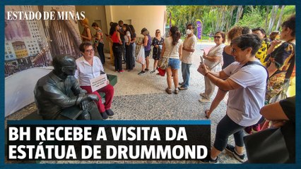 BH recebe a visita da estátua de Carlos Drummond de Andrade