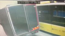 Kağıthane'de İETT şoförünün iki otobüs arasında sıkıştığı kaza kameraya yansıdı