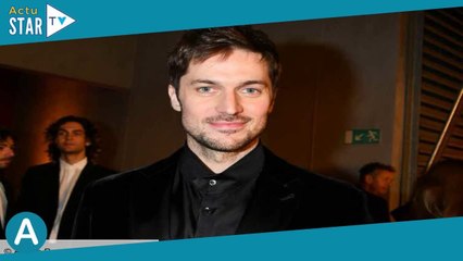 Lucas Bravo (Emily in Paris) se confie sur son baiser avec Julia Roberts