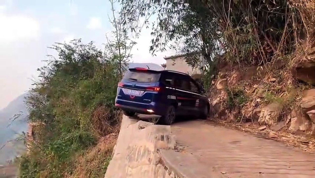 The driving expert demonstrates the very narrow road U-turn skills