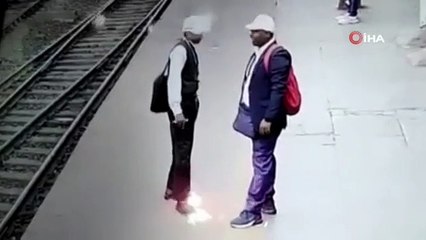 Metroda korkunç anlar! Elektrik çarptı, raylara düştü