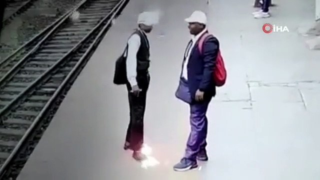 Metroda korkunç anlar! Elektrik çarptı, raylara düştü