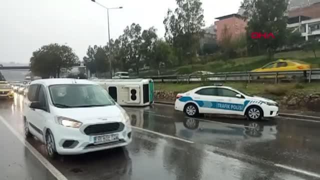 İZMİR'DE YOLCU MİNİBÜSÜ DEVRİLDİ; SÜRÜCÜ YARALI