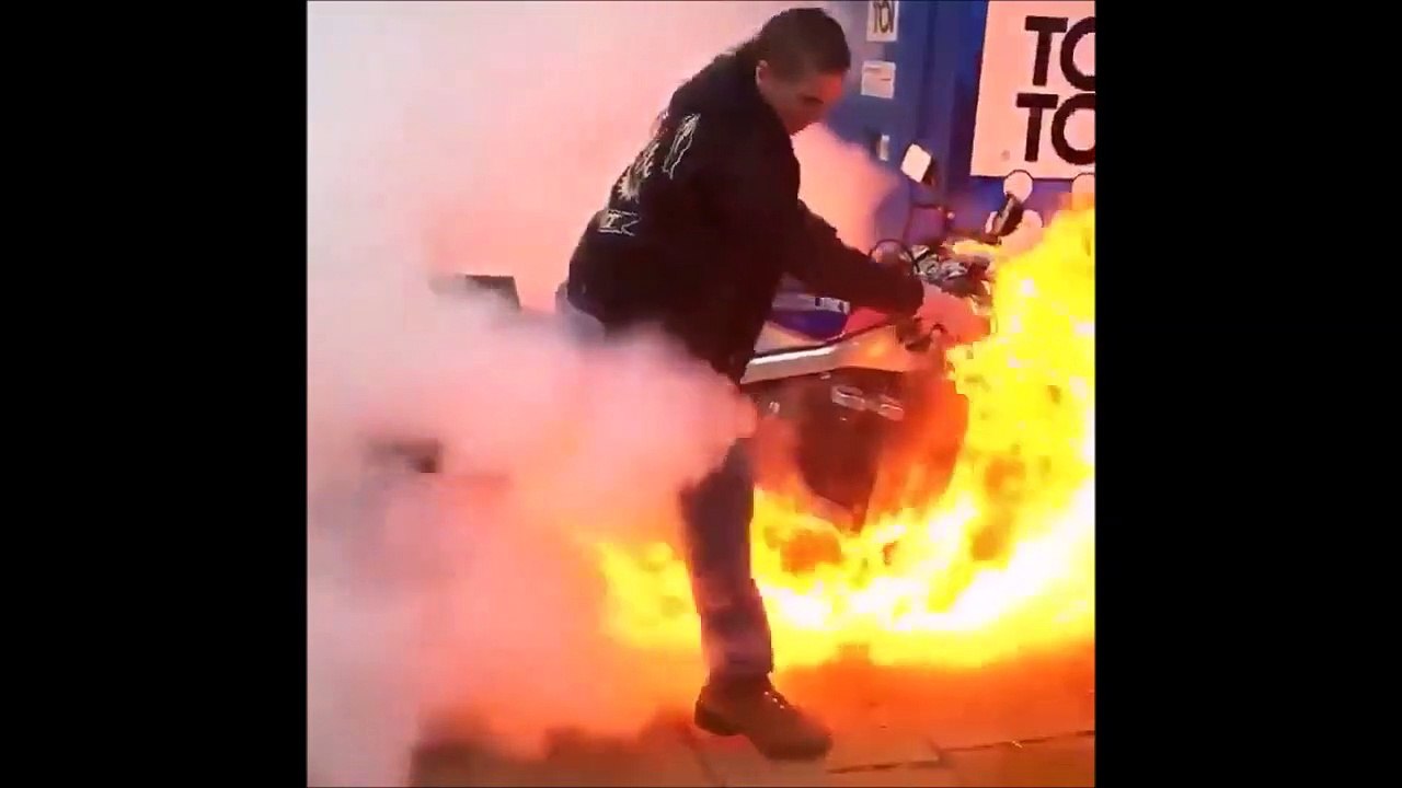 Sa moto prend feu pendant un burn, en mode Ghost Rider