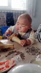 Un bébé vraiment affamé... gros gourmand