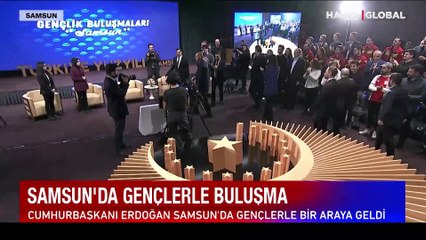 Cumhurbaşkanı Erdoğan salona girerken, Orhan Gencebay şarkısı çalındı