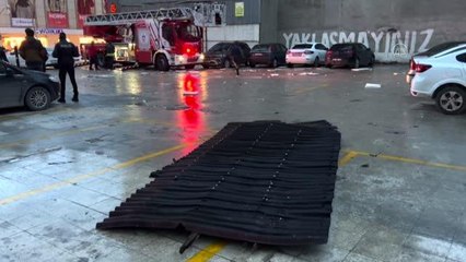 Şiddetli rüzgar, binanın çatısına zarar verdi