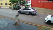 Vídeo mostra homem arrombando e furtando carro na Rua Vitória