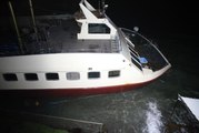 Bodrum'da kuvvetli rüzgar nedeniyle sürüklenen tekne, bölgedeki işletmelere zarar verdi