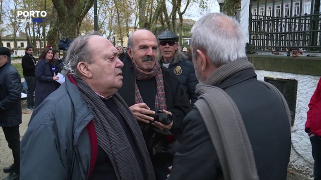 O Porto não verga e a Seiva Trupe não vai morrer . Dezenas de pessoas concentraram-se em apoio à Companhia de Teatro