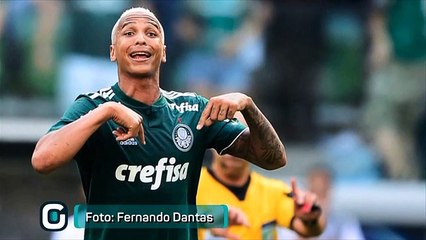 Nas graças da torcida, Deyverson recebe conselhos dentro do Palmeiras