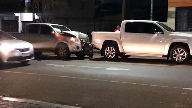 Caminhonetes se envolvem em forte colisão traseira na Rua Pio XII