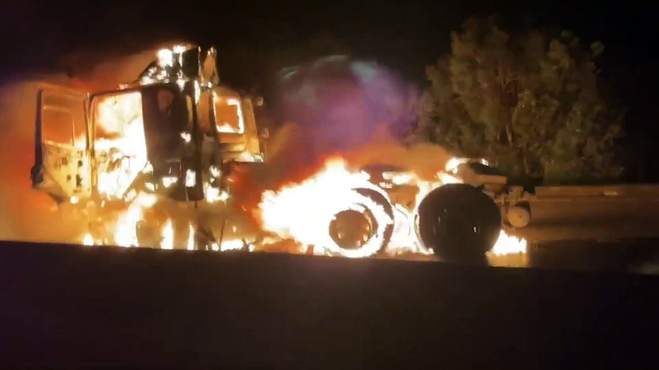 驚險畫面曝！台61線砂石車為閃機車翻覆 車頭燒成火球淪廢鐵