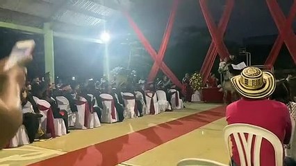 Joven se gradúa montado en el caballo que lo llevó todos los días hasta su colegio