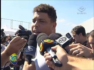 Homenageado em painel, Ronaldo fala sobre obras da Copa-2014