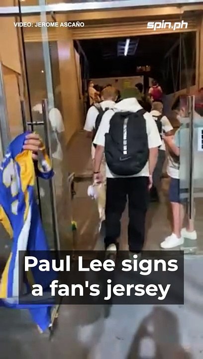 Paul Lee signs a fan's jersey 