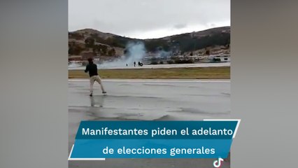 Cierran aeropuerto en Perú por protestas contra la nueva presidenta