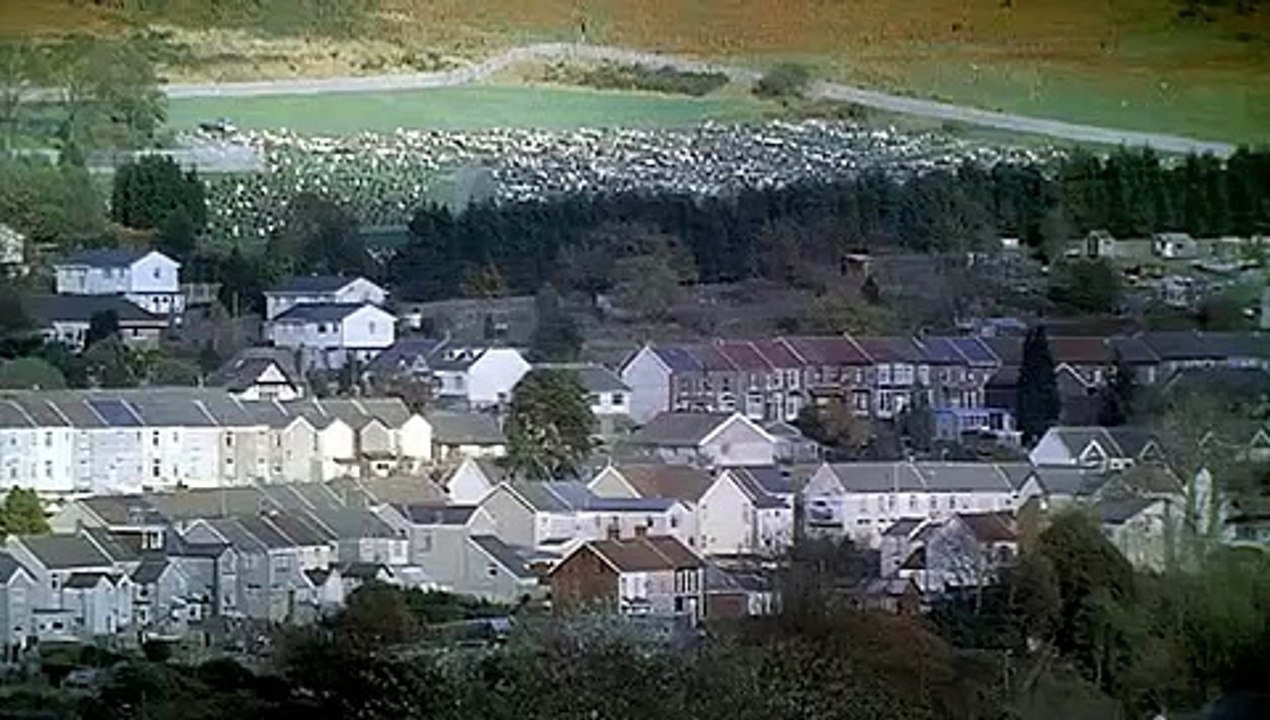 L'Amour six pieds sous terre Bande-annonce (EN)