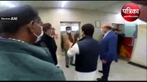 Video: यात्रियों की शिकायत पर अचानक दिल्ली एयरपोर्ट पहुंचे मंत्री सिंधिया, अफसरों को लगाई फटकार