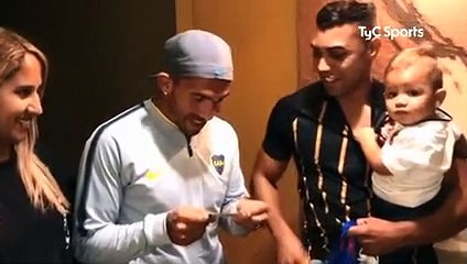 Ídolo da torcida alvinegra, Tevez é recebido por xará corintiano