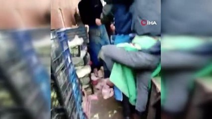 Fırtınada uçma tehlikesi yaşayan pazarcıyı arkadaşı böyle kurtardı